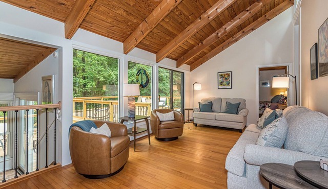 New! Spacious 5-bedroom house, Great deck, Pool, Close to Attractions