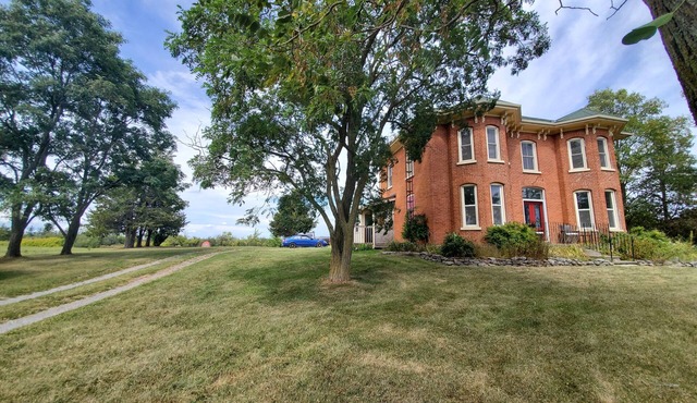 NEW - Victorian Italianate offering top Amenities
