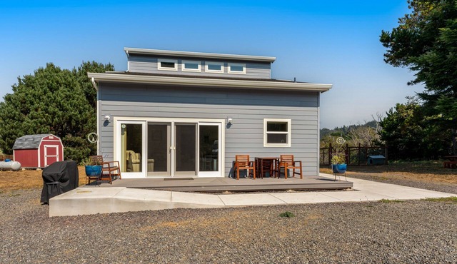 Newly built home near beach with deck, large yard, WiFi, & ping-pong - dogs OK
