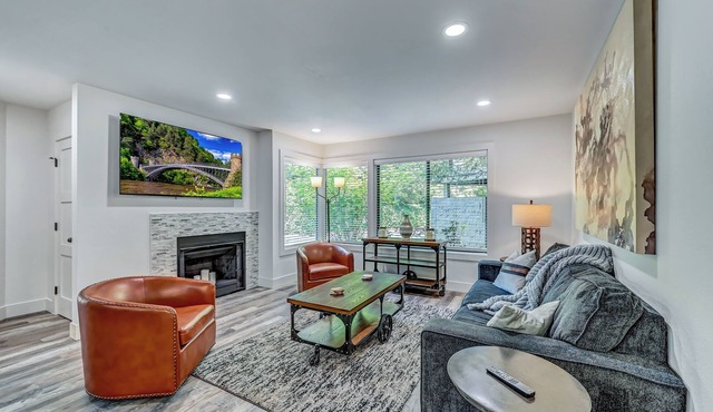 Newly Remodeled Condo - Quiet & Cozy with a Great Downtown Bellevue Location!