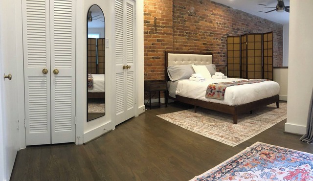 Newly Renovated & Furnished 1200 SqFt Apt for 1 Mo - 6 Mo Lease, walk to Metro