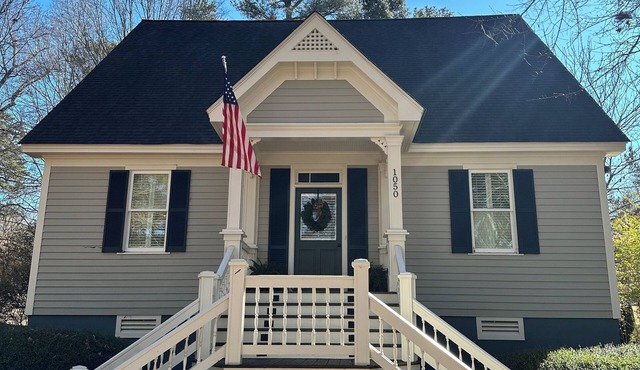 Newly Renovated Lake Access Cottage in Reynolds with Kid's bunks & near Ritz!