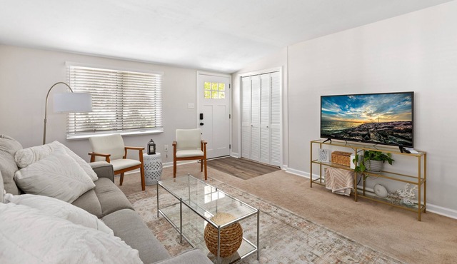 Newly renovated cottage, walk to the bay beach!