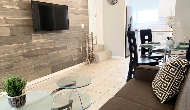 Newly updated cottage close to Downtown and beach