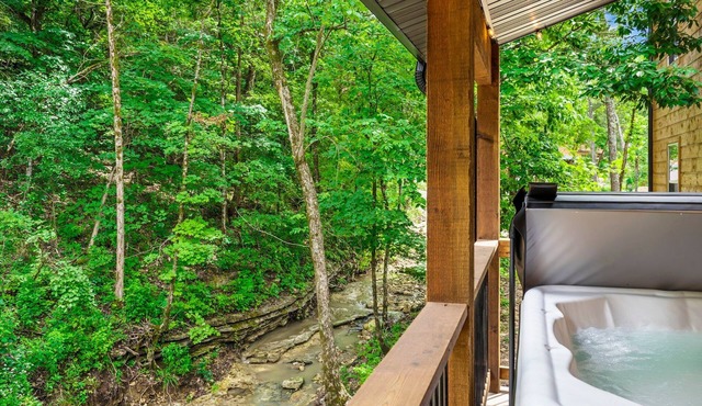 Next-Level Vacation Getaway | King Suites, Hot Tub, Fire Pit, Free Show Tickets!