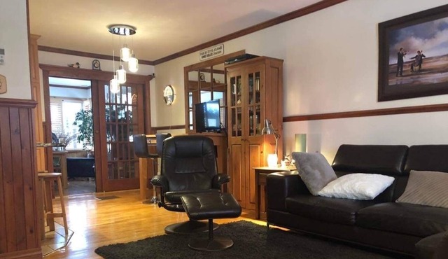 Nice luxirious interious, quiet neighbourhood , Nice backyard set up