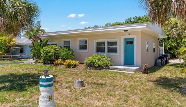 NOKOMIS BEACH BUNGALOW 229 15 mins walk to the beach
