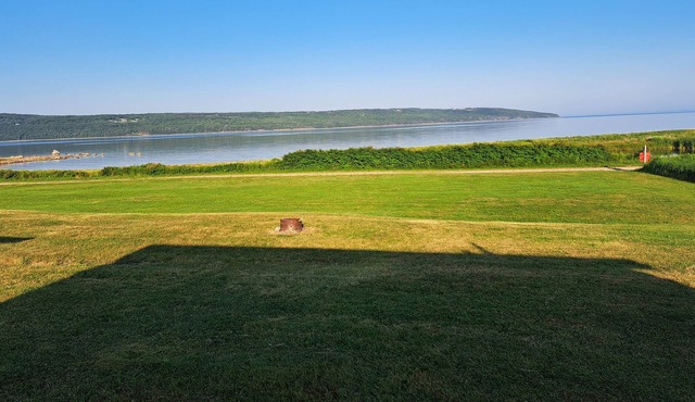 Ocean front cottage on ceilidh trail. 5 min to Port Hawkesbury.