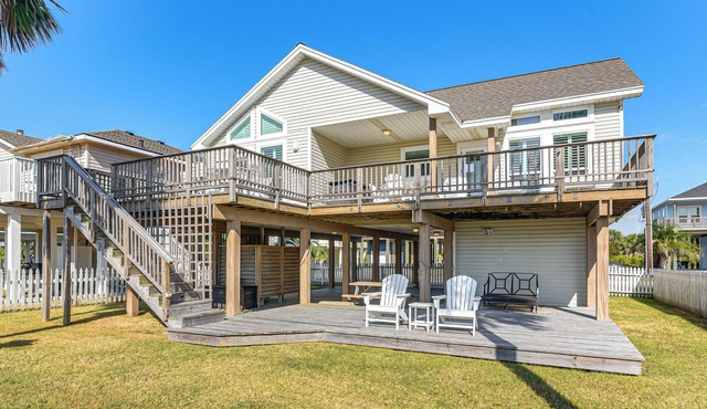 Ocean-view Beach House in Galveston, Dogs Welcome!