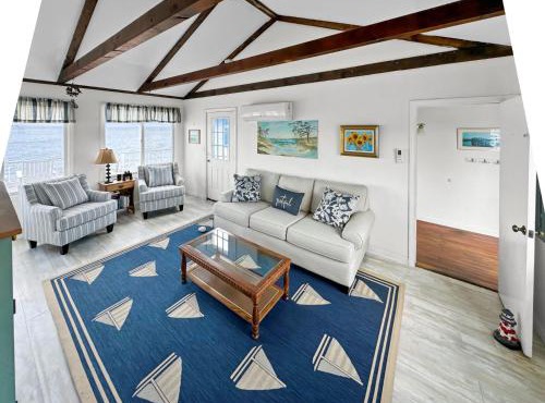 OCEANFRONT Classic beach cottage on Spring Hill Beach with great views and AC in East Sandwich