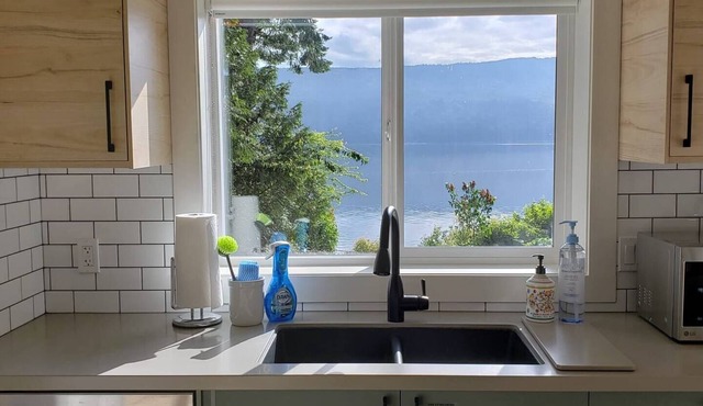 Oceanfront Cottage with Hot Tub close to Wineries
