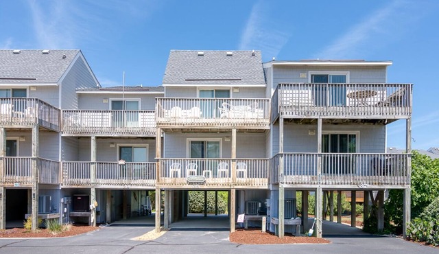 Oceanside condo in Duck with community pool & 2 en suites!