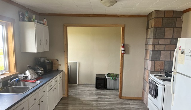 Oceanside Cottage with 2 Bedrooms, 2 Bathrooms. Large Deck for sunset watching