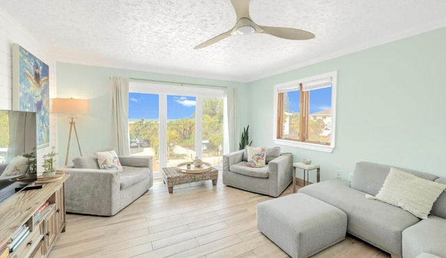 Oceanview Penthouse, in VIllage, 30-steps to Best Beach, Tiki-Bar, Free Bikes and Paddle-boards!