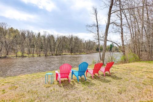 On Muskegon River! Wooded & Peaceful Retreat