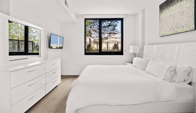 Onsite Grill & Sun deck | nr Metro Red Line & Union Station