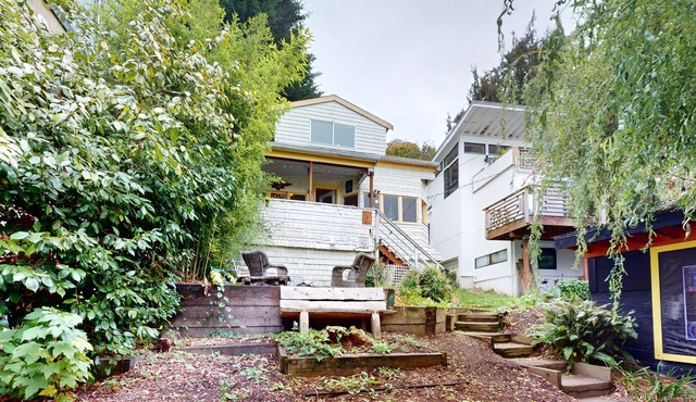 Original West Seattle beach cottage with amazing Elliott Bay views - dogs OK