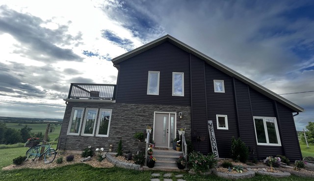 Orwell Cove Oasis - Art and Beauty meets Country Living.