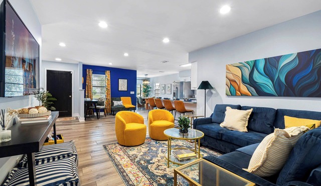 Outdoor Games, Firepit, King bed, BBQ Grill, Close to Downtown and attractions