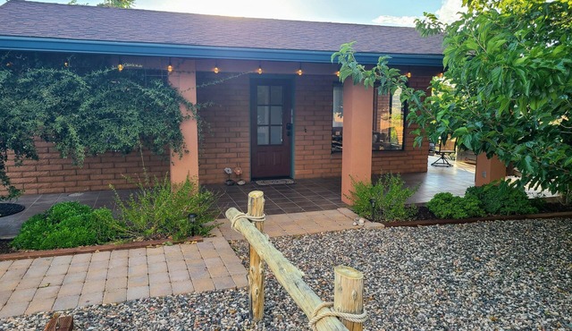 Overlook Sedona in the horizon and wine valley below, hike, relax! 2BR