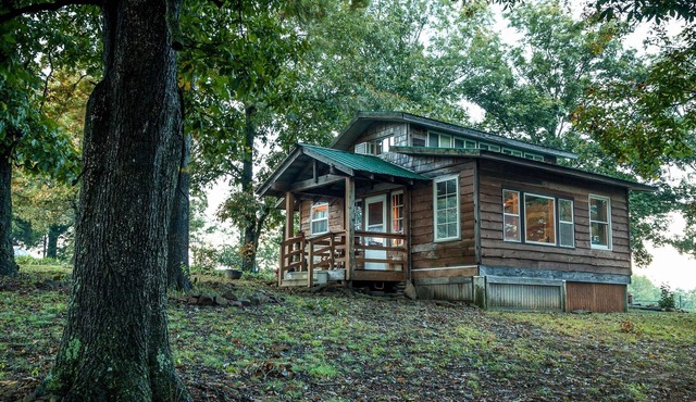 OZARK GEM near Devil’s Den State Park and Fayetteville