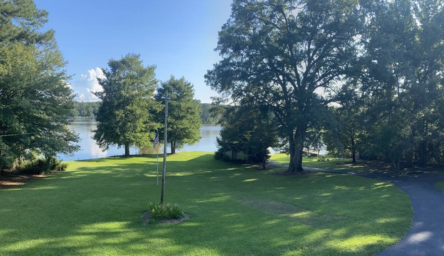 Palmer & Oak - Lakefront Cottage on Lake Sinclair