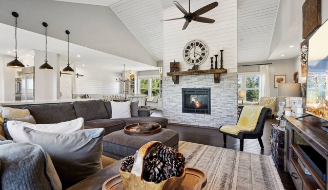 Panoramic Valley and Vineyard Views, Newly Renovated, Pet Friendly, Hot Tub, Games, Walk to Wineries