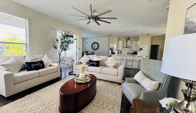 Paradise Heated Pool Home Near IMG Academy and Siesta Key Beach.