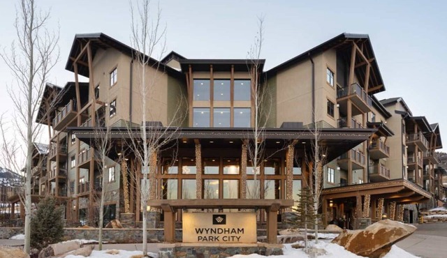 Park City 3BR Deluxe Villa – Fireplace, Full Kitchen, Balcony & Canyons Access