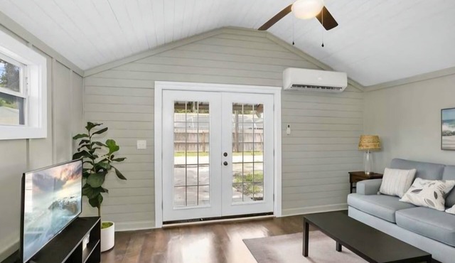 Peaceful cottage with AC in St. Petersburg - Close to Everything!