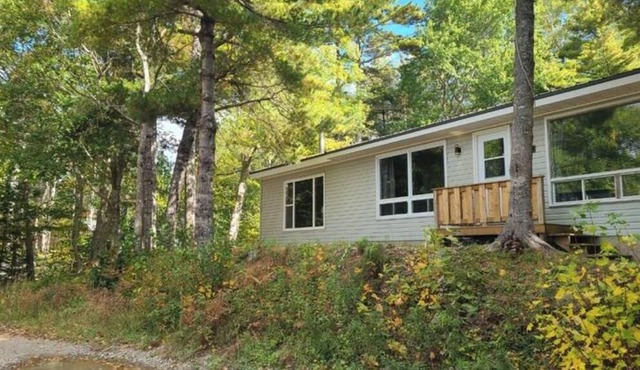 Peaceful cozy cottage next to Welshtown Lake with fire bit in the back yard.