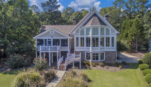 Peaceful Lakefront Getaway