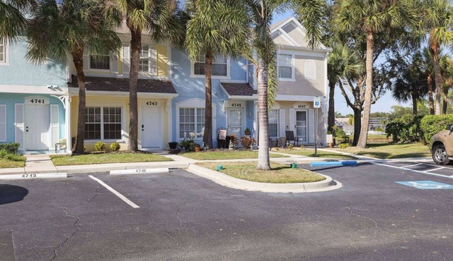 Peaceful Lakeside Stay with Private Screened Patio-Community Pool-Near Beaches