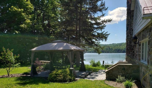 Peaceful Lakeview Cottage in Mont-Tremblant