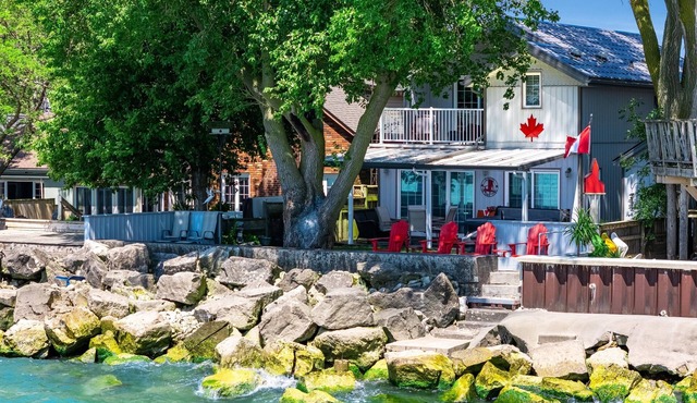 Peaceful Point Lakehouse with Hot tub