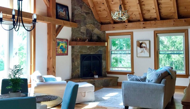 Peaceful retreat on 10 acres of wildflowers and trees, beside Mono Cliffs park.