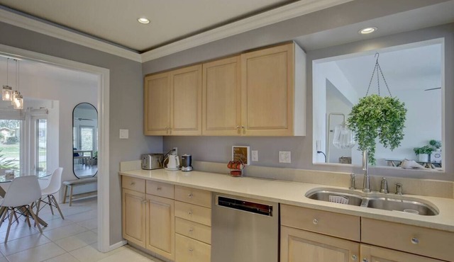 Peaceful Sarasota Luxury Lakefront Retreat – 6 Miles to Siesta Key & Downtown
