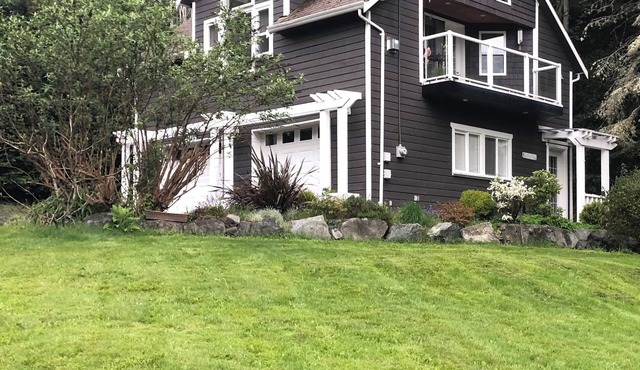 Peaceful seaside retreat situated between the ocean & Hof Park in Cowichan Bay.