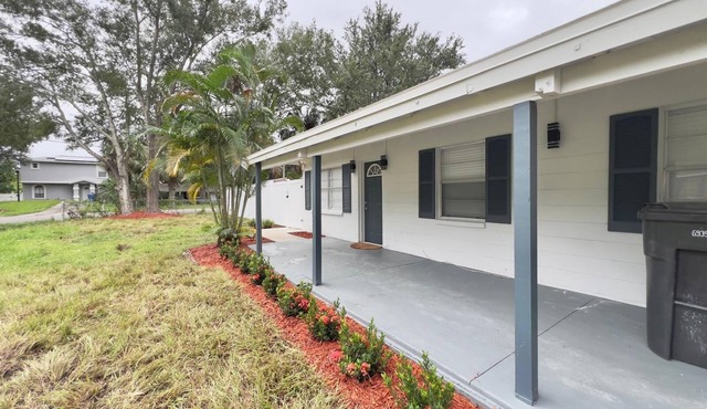 Peacefull & Central 2-bedroom house with AC in sunny Tampa