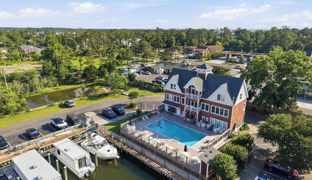 Pelicans Perch at Shallowbag Bay 3 Bedroom Condo, Elevator Access & Near Beach Access