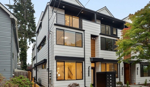 Perch - Ballard Bliss: Great Ballard location! Spacious 3BR w/Parking