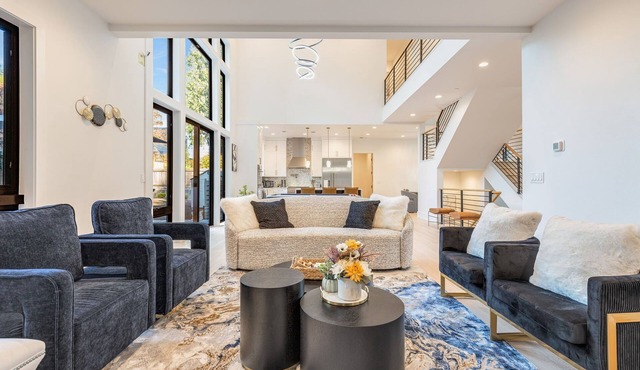 Perch - Bellevue Splendor: Prime Location 5BR Luxury & Comfort in Bellevue