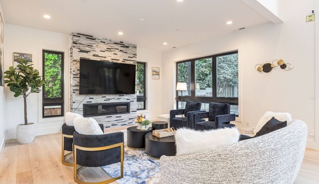 Perch - Bellevue Splendor: Prime Location 5BR Luxury & Comfort in Bellevue