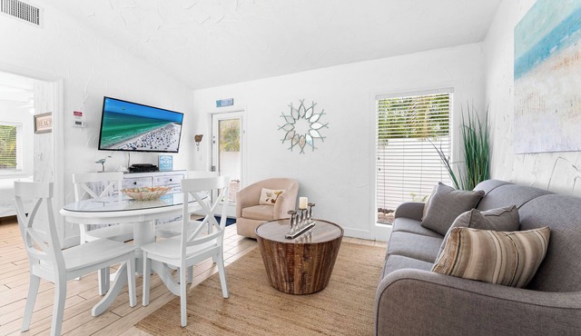 Perfect Getaway Villa with 2 bedrooms/2 baths, quick walk to the beach!