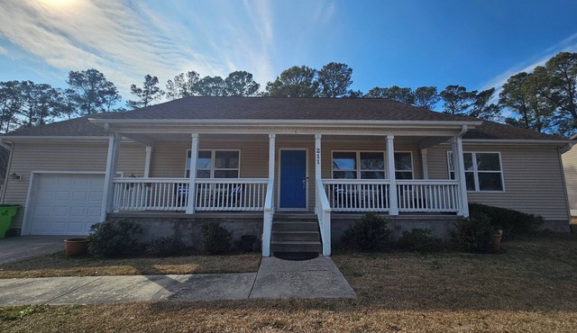 Pet Friendly 3-Bedroom 2-Bath Fenced Yard Minutes to OIB Doggie Door ILM 45 mins