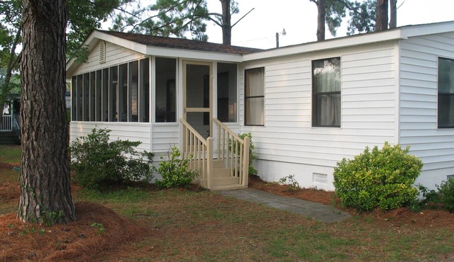 Pet friendly, 3 bedroom, 2 bath, 2 piers, boat ramp, large porch, yard, waterway