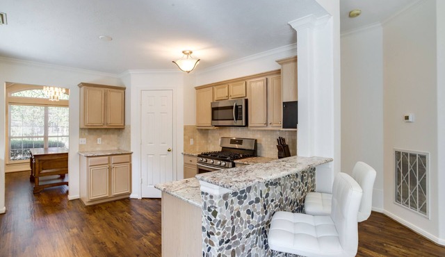 Pet-friendly Spring Home - 4 Mi to Six Flags!