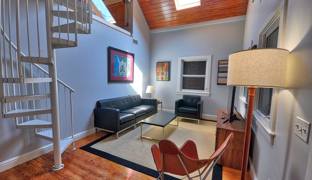 Pete's Cottages: Twin Cypress cottages steps from Duval