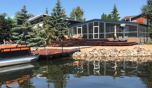 Pigeon Lake Direct Lakefront Home ***HOT TUB *** July/1st wk Aug