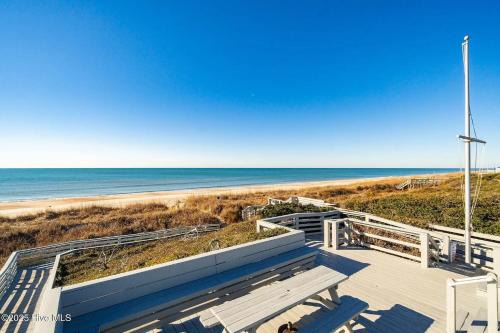 Pine Knoll Shores Vacation House- Private Beach Access-Family Friendly